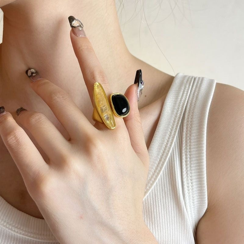 Two-tone gemstone ring