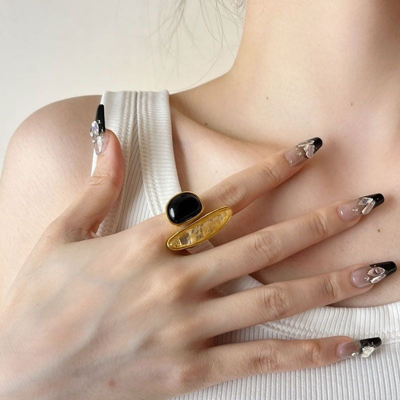 Two-tone gemstone ring